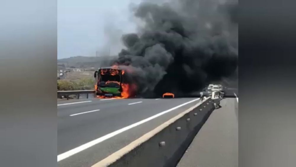 Los incendios de los autobuses en Canarias se triplican en los últimos 8 años
