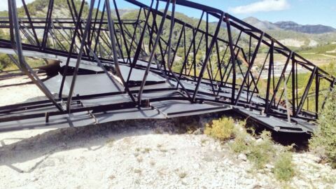 El toro de Osborne derribado