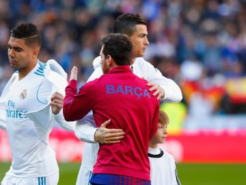 Cristiano y Messi se saludan antes de un partido