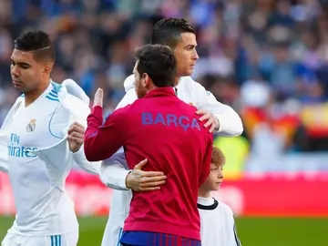 Cristiano y Messi se saludan antes de un partido Cristiano y Messi se saludan antes de un partido