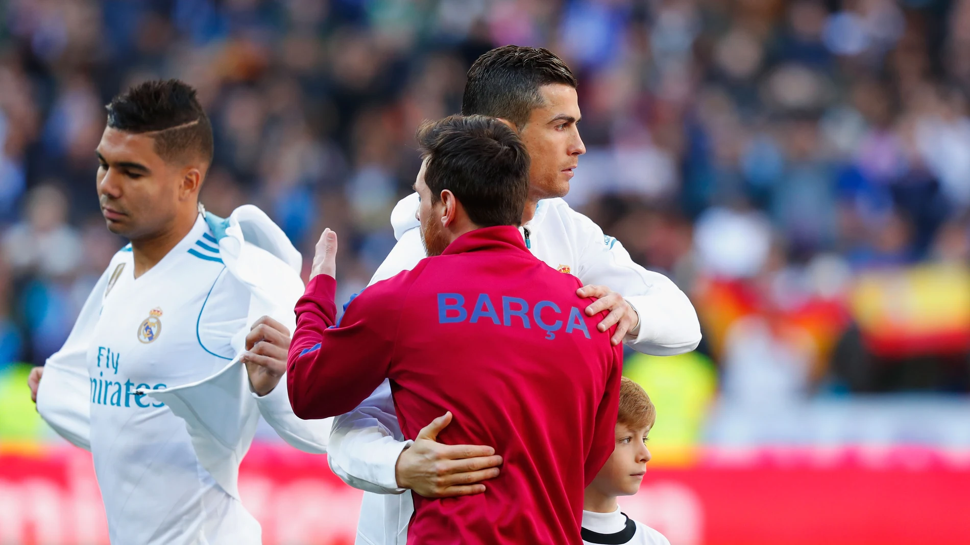 Cristiano y Messi se saludan antes de un partido Cristiano y Messi se saludan antes de un partido