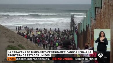 Unos 300 migrantes centroamericanos que partieron hace un mes de México llegan a la frontera de EEUU para pedir asilo