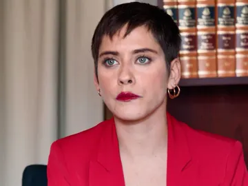 Los movimientos de Trini hacen sospechar a Carmen de que tiene un topo en la clínica Los movimientos de Trini hacen sospechar a Carmen de que tiene un topo en la clínica