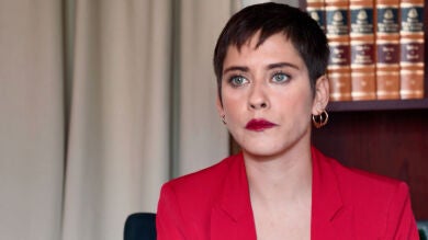 Los movimientos de Trini hacen sospechar a Carmen de que tiene un topo en la clínica
