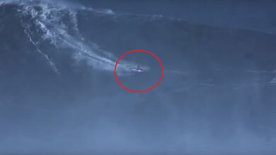 Rodrigo Koxa bate el récord mundial de la ola más grande jamás surfeada