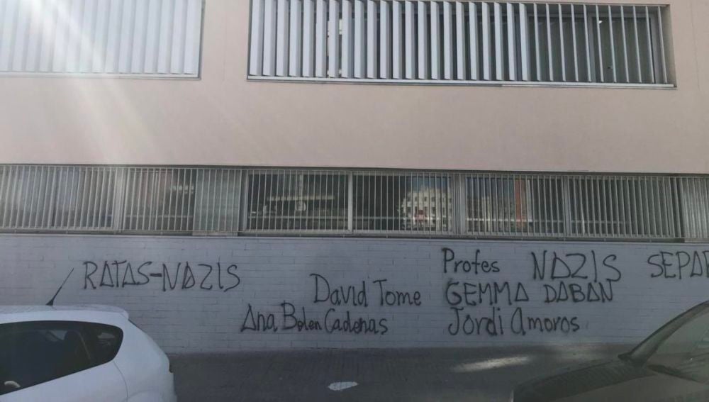 Pintadas en el Instituto El Palau de Sant Andreu de la Barca