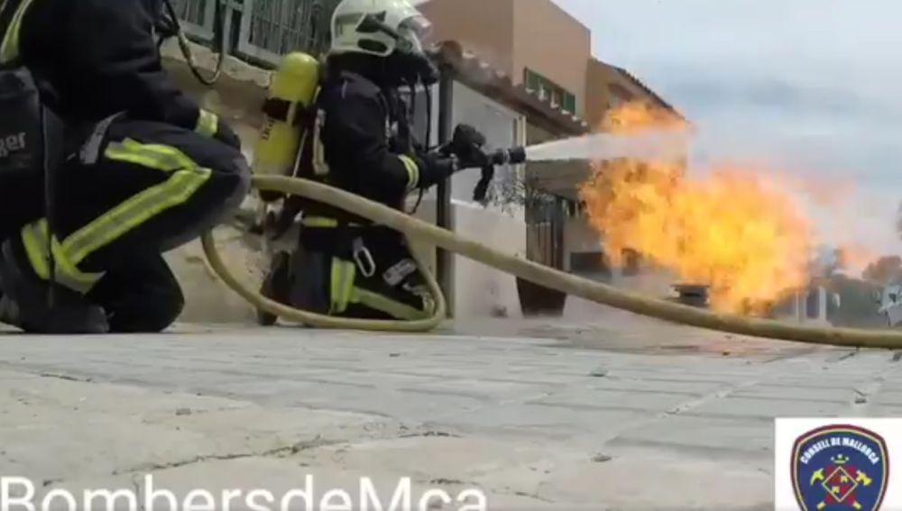 Los bomberos de Mallorca sofocando el fuego