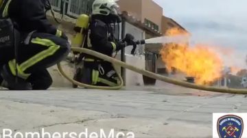 Los bomberos de Mallorca sofocando el fuego