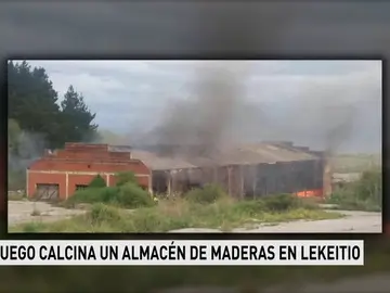 El fuego calcina un almacén de maderas en Lekeitio El fuego calcina un almacén de maderas en Lekeitio