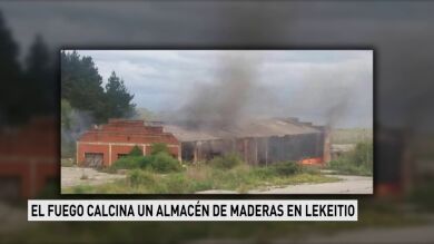 El fuego calcina un almacén de maderas en Lekeitio 