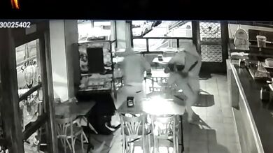 Dos ladrones se llevan el motín de una máquina tragaperras a mazazos 