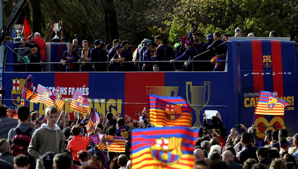 Los jugadores del Barcelona celebran el doblete logrado con los aficionados