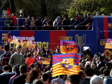 Los jugadores del Barcelona celebran el doblete logrado con los aficionados