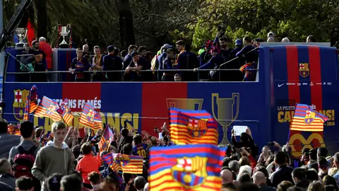 Los jugadores del Barcelona celebran el doblete logrado con los aficionados Los jugadores del Barcelona celebran el doblete logrado con los aficionados