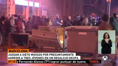 Los mossos acusados de agredir a tres okupas en el desalojo de Can Vies niegan haber usado sus porras contra ellos