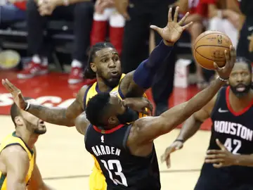 James Harden anota ante la oposición de la defensa de los Jazz James Harden anota ante la oposición de la defensa de los Jazz