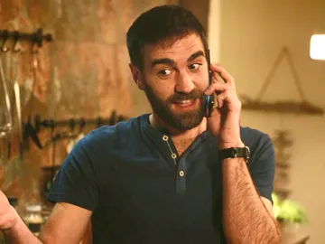 Iñaki le da la solución a Carmen para que encuentre al topo de la clínica Iñaki le da la solución a Carmen para que encuentre al topo de la clínica