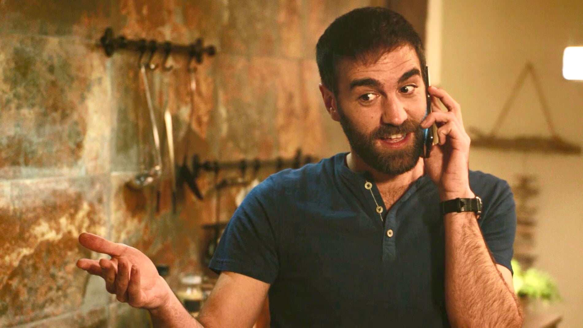 I&ntilde;aki le da la soluci&oacute;n a Carmen para que encuentre al topo de la cl&iacute;nica