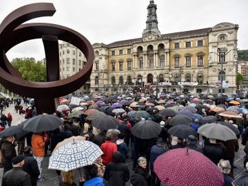 Los pensionistas vizcaínos se concentran de nuevo ante el Ayuntamiento de Bilbao 