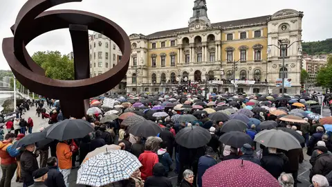 Los pensionistas vizcaínos se concentran de nuevo ante el Ayuntamiento de Bilbao Los pensionistas vizcaínos se concentran de nuevo ante el Ayuntamiento de Bilbao