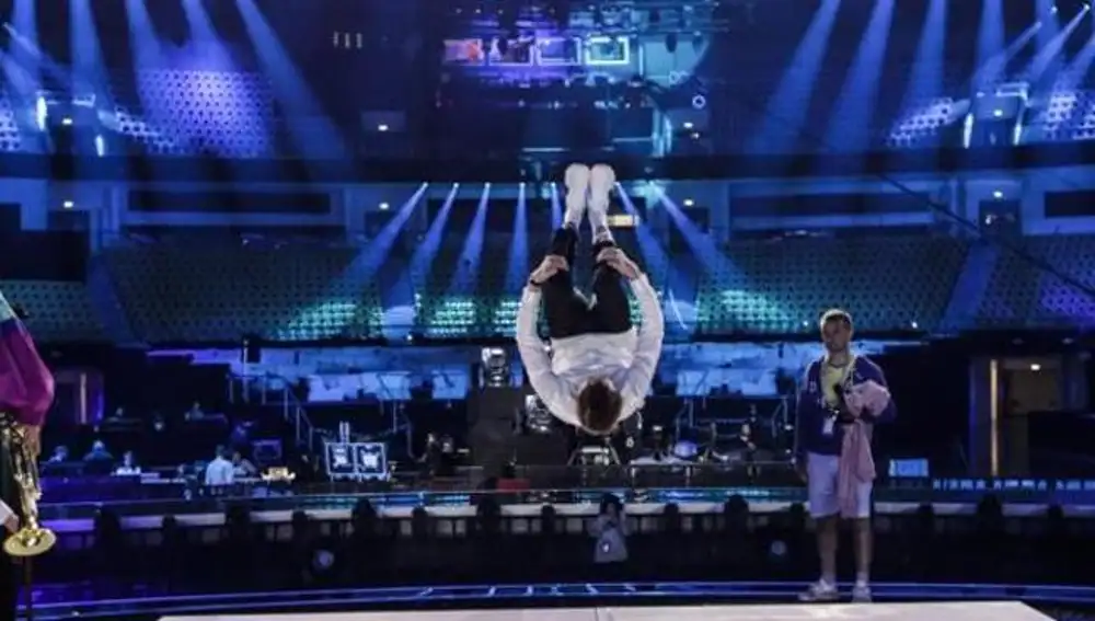 Momento en el que Mikolas Josef hace un salto mortal en Eurovisión 