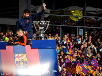 Piqué celebra con los aficionados del Barça el doblete Piqué celebra con los aficionados del Barça el doblete