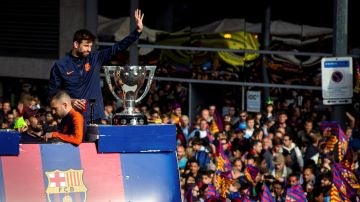 Piqué celebra con los aficionados del Barça el doblete