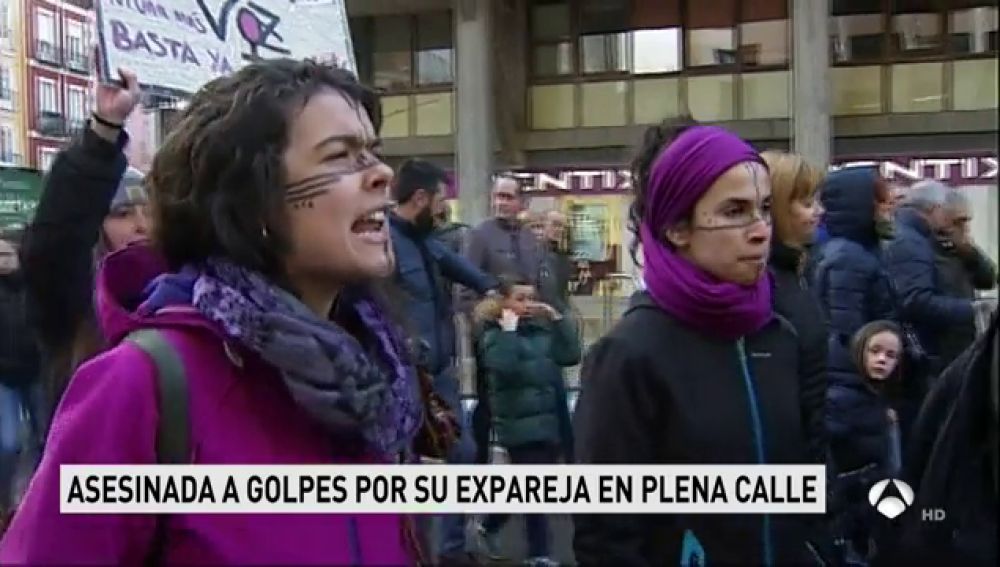 Concentración de repulsa en Burgos por el asesinato de su mujer a manos de su expareja