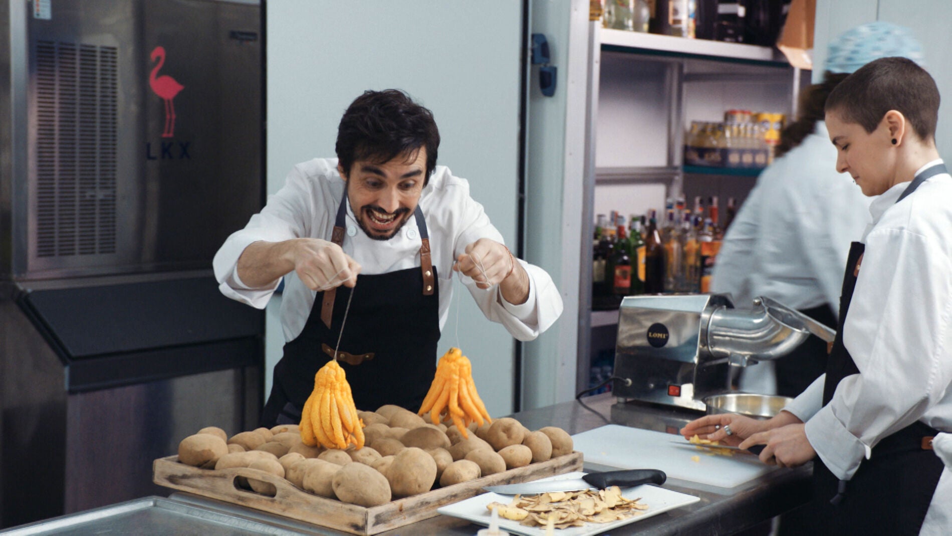 Berta y Rafita, dos patosos cocineros en un restaurante lleno de becarios
