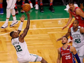 Terry Rozier anota ante los Sixers Terry Rozier anota ante los Sixers