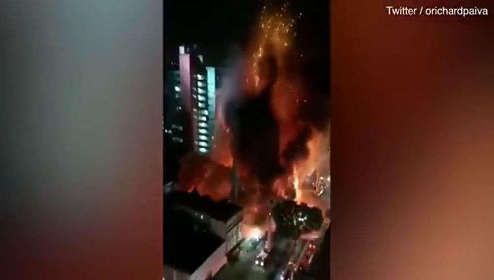 Se derrumba un edificio de 24 plantas tras un gran incendio en Sao Paulo
