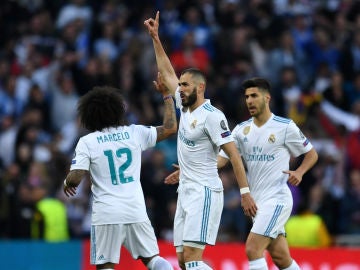 Benzema celebra con sus compañeros su gol al Bayern