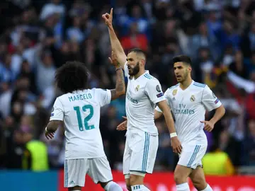 Benzema celebra con sus compañeros su gol al Bayern Benzema celebra con sus compañeros su gol al Bayern