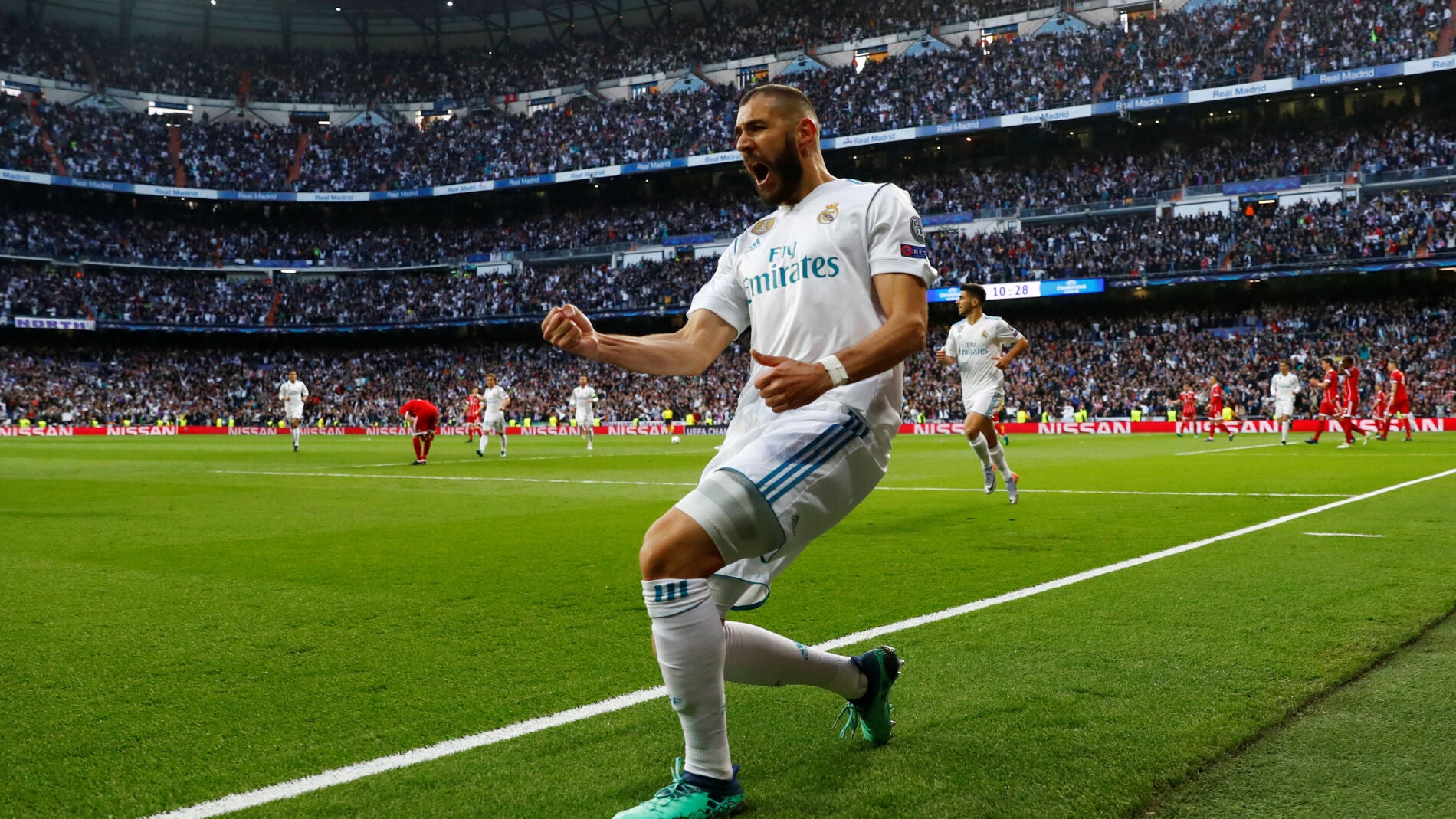Benzema celebra el 1-1 en el Real Madrid - Bayern