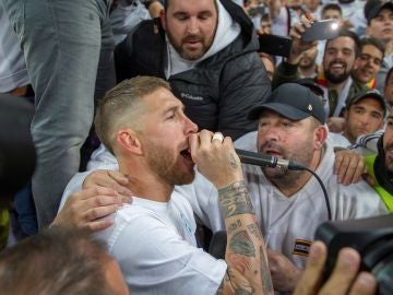 Sergio Ramos canta con los aficionados del Real Madrid en el Bernabéu