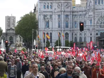 Miles de personas participan en la manifestación celebrada en Madrid con motivo del Primero de Mayo Miles de personas participan en la manifestación celebrada en Madrid con motivo del Primero de Mayo