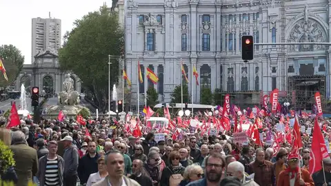 Miles de personas participan en la manifestación celebrada en Madrid con motivo del Primero de Mayo Miles de personas participan en la manifestación celebrada en Madrid con motivo del Primero de Mayo