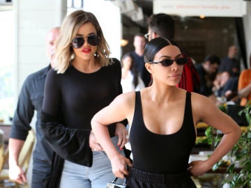 Kim Kardashian y su hermana Khloé