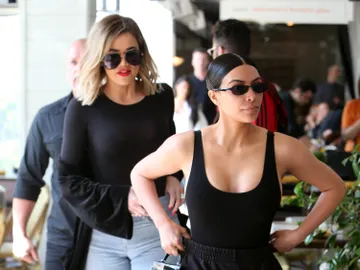 Kim Kardashian y su hermana Khloé Kim Kardashian y su hermana Khloé