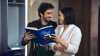 Berta le para los pies a Rafita con un libro de instrucciones para su relación