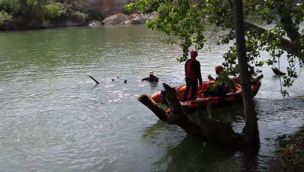 Los bomberos durante el rescate del cadáver