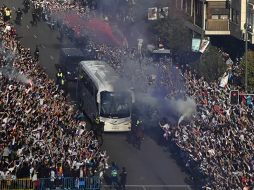 El autobús del Real Madrid, llegando al Santiago Bernabéu El autobús del Real Madrid, llegando al Santiago Bernabéu