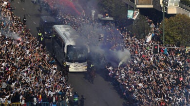 Espectacular recibimiento al autobús del Real Madrid a su llegada al Santiago Bernabéu