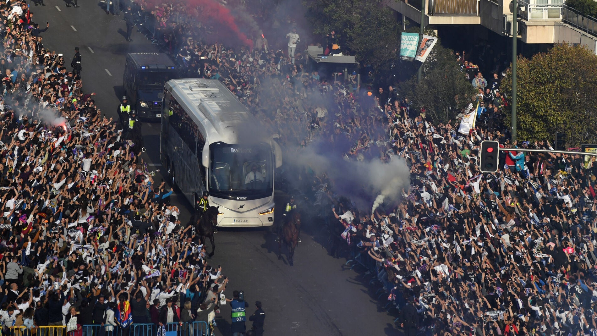 El autob&uacute;s del Real Madrid, llegando al Santiago Bernab&eacute;u