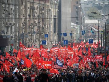 Una multitud participa en la manifestación convocada con motivo del Día del Trabajador en Moscú