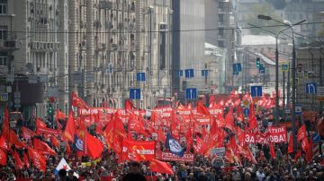 Una multitud participa en la manifestación convocada con motivo del Día del Trabajador en Moscú