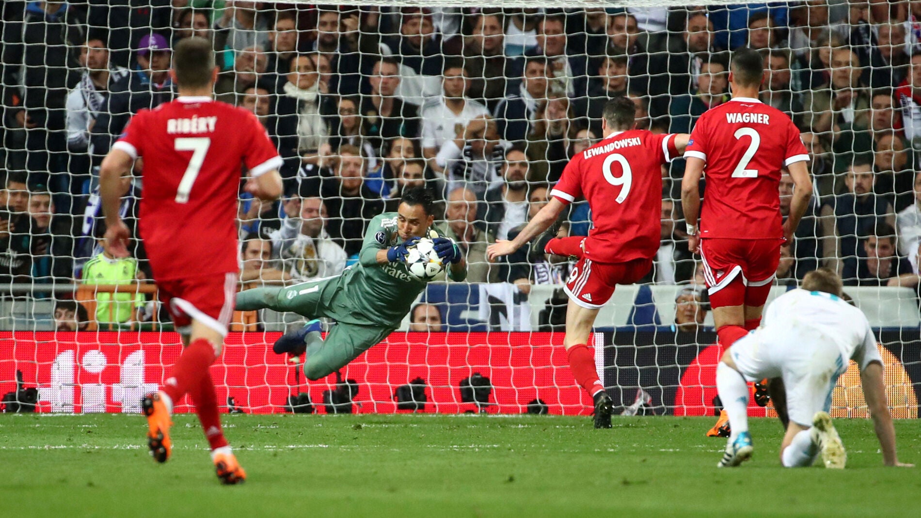 Keylor Navas bloca un bal&oacute;n contra el Bayern