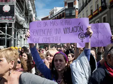 Concentración feminista contra el fallo judicial de La Manada en la Puerta del Sol Concentración feminista contra el fallo judicial de La Manada en la Puerta del Sol