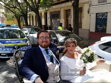 La pareja de novios escoltados por la Policía Local La pareja de novios escoltados por la Policía Local