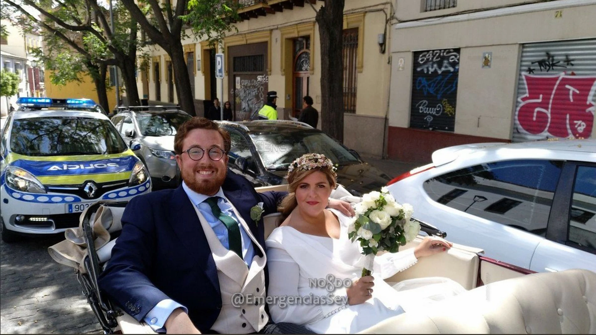 La pareja de novios escoltados por la Policía Local La pareja de novios escoltados por la Policía Local